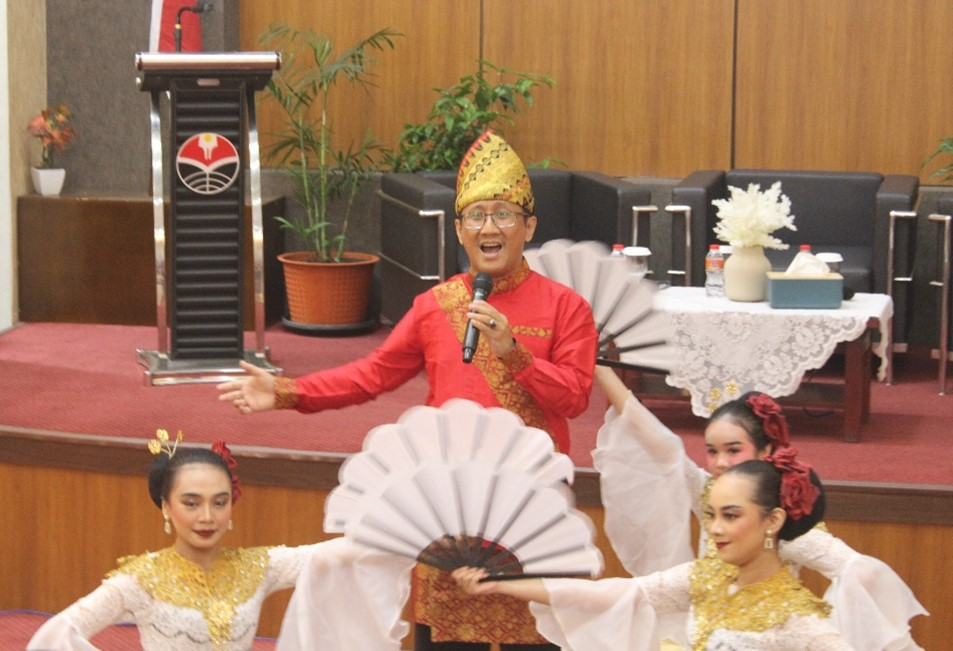 Pick-up artist Erik qizni sikadi Doggy uslubida pastga tortilgan panties